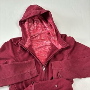 006 - WOMENS LULULEMON ATHLETICA SIZE 4 BURGUNDY ZIP UP HOODIE JACKET